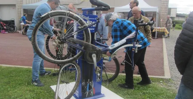 photo  les bénévoles du repair café montrent comment utiliser la borne.  &copy;  ouest-france 