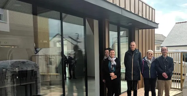 photo  de gauche à droite : amandine bonnin, responsable urbanisme ; corinne grosset, maire ; julien andro, assistant maître d’ouvrage soclova ; françoise derromelaere, adjointe aux affaires sociale ; et christophe fauré, responsable du programme initié avec la soclova.  &copy;  ouest-france 