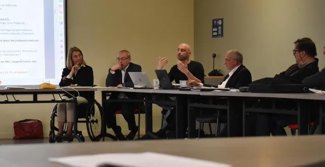 photo  nicolas kerckhof, technicien, responsable du service environnement et gestion des ordures ménagères (au centre) a présenté les différentes études aux élus.  &copy;  le maine libre 