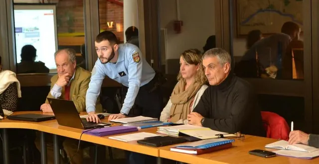 photo  en février dernier, le gendarme clément rondeau a présenté le dispositif participation citoyenne aux élus de juigné.  &copy;  archives le maine libre 