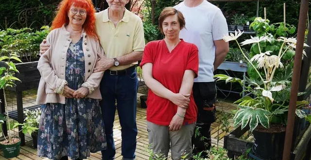 photo  la nouvelle équipe des jardins de la mansonière avec, de gauche à droite, michèle et philippe manson, les propriétaires ; vanessa sauques et boris dupéron, les jardiniers.  &copy;  ouest-france 