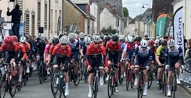 photo  cent dix-sept coureurs ont pris le départ, dimanche, pour ce championnat bi-départemental sarthe et mayenne en open et u19. dernière course organisée par le club saint-maixent vélo.  &copy;  ouest-france 