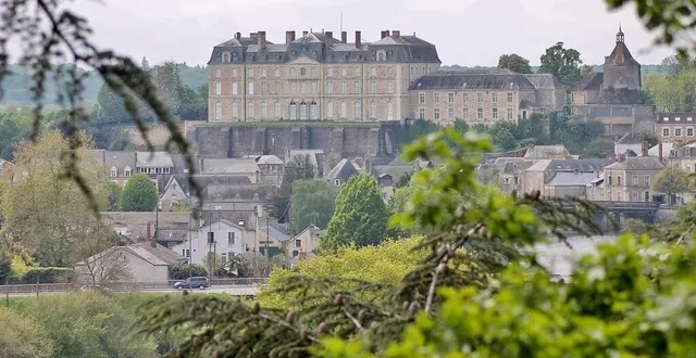 photo  le château de sablé-sur-sarthe, surplombant le centre-ville, en avril 2023.  &copy;  archives ouest-france 