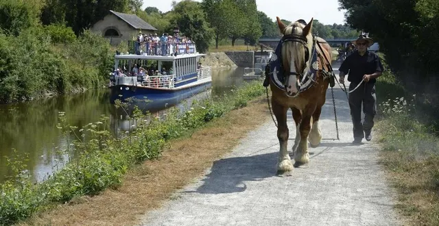 photo  un moment de détente, la balade à bord de l’hirondelle avec démonstration de halage.  &copy;  l’hirondelle 
