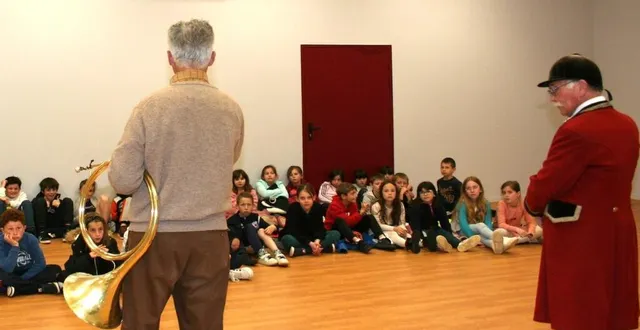 photo  gaétan vilartay et jacky lehoux sonneurs au rallye beaumont et dans l’équipage du saut du cerf expliquent leur rôle aux enfants.  &copy;  le maine libre 
