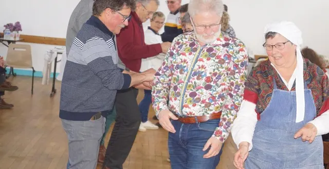 photo  l’association sport et loisirs de saint-mars-sous-ballon a organisé une après-midi patois « comme dans l’temps », dimanche, à la salle michel-lalos. norine, augustin, marcel et louise, de la troupe norine et augustin, coasaient sarthois, dis-tu ? ont proposé des histoires en sarthois et quelques bourrées locales, qui ont enchanté la centaine de convives présents.  &copy;  ouest-france 