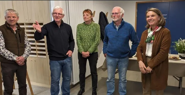 photo  xavier kosmalski, accompagné de philippe mérer, président de l’asl ; claudine ledonné, référente de l’activité pastel ; jean-claude gouhier, référent de l’activité aquarelle, et véronique cantin, maire, a commenté le travail réalisé cette année.  &copy;  ouest-france 