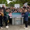 photo enfants et enseignants sont heureux de cette nouvelle possibilité de pratiquer du tennis de table.