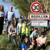 photo les représentants de la sécurité routière et les élus et jeunes du conseil municipal.