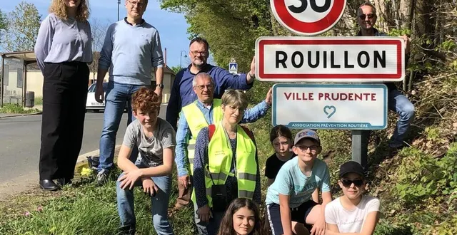 photo  les représentants de la sécurité routière et les élus et jeunes du conseil municipal.   &copy;  le maine libre 