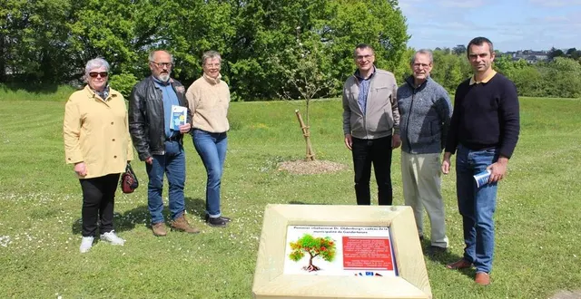 photo  à gauche, éliane bouyssou, dominique langevin, claire coulonnier ; à droite, hervé roncière, philippe bouyssou et françois olivier.   &copy;  le maine libre 