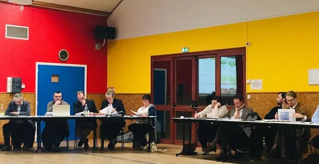 photo  le président, david chollet, et les élus du conseil communautaire ont voté le budget 2024 pour maine cœur de sarthe.  &copy;  le maine libre 