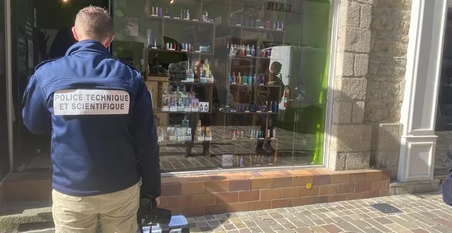 photo  un technicien de la police technique et scientifique s’est déplacé pour relever les éventuelles empreintes. une pince a été retrouvée au milieu des débris de la vitrine.  &copy;  ouest-france 