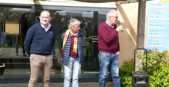 photo  emmanuel franco, président de la communauté de communes du val de sarthe, l’artiste myriam roux et philippe bergues, vice président en charge de la culture, du sport, de l’enseignement et du tourisme.   &copy;  le maine libre 