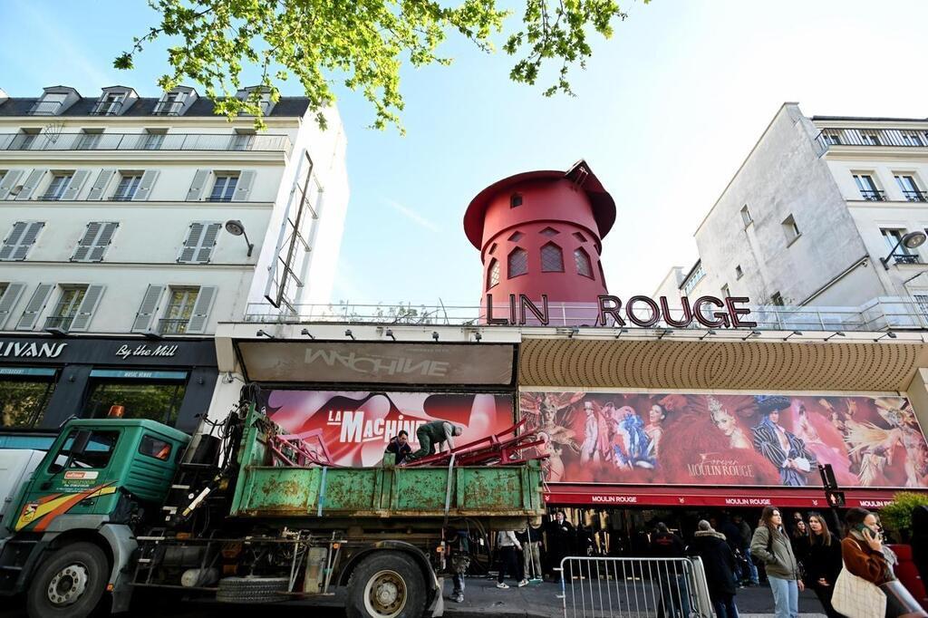 Les Ailes Du Célèbre Moulin Rouge à Paris Se Sont Effondrées Dans La Nuit