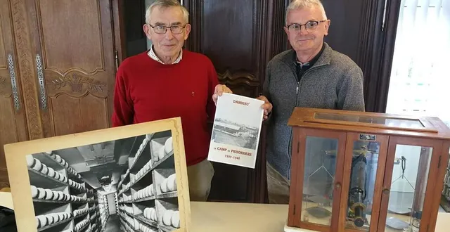 photo  jean-pierre perdriel (à gauche) et guy fournier exposant des pièces de la laiterie.  &copy;  ouest-france 