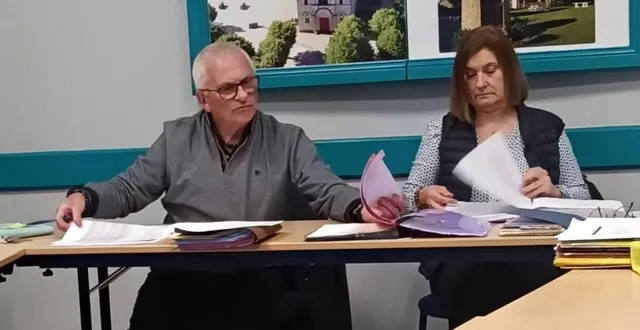 photo  le 1er adjoint, christian barbeau en charge des finances, et mathilde plu, maire de saint-gervais-en-belin.  &copy;  ouest-france 