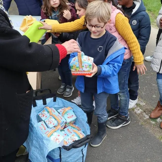 photo les enfants ont reçu une boîte de chocolats après la chasse aux œufs en plastique.  ©  ouest-france
