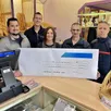 photo les associés de la boulangerie d’auvers-le-hamon, jonathan vincendeau, pierre desvaux et amandine letessier, ont remis un gros chèque aux pompiers christophe laluque et mickaël blu, jeudi 25 avril 2024.