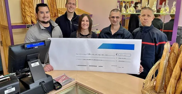 photo  les associés de la boulangerie d’auvers-le-hamon, jonathan vincendeau, pierre desvaux et amandine letessier, ont remis un gros chèque aux pompiers christophe laluque et mickaël blu, jeudi 25 avril 2024.  &copy;  ouest-france 