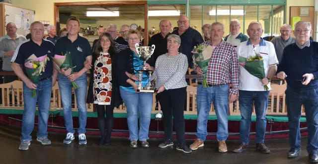 photo  vainqueurs (à droite) avec les finalistes entourant, isabelle et mireille, les deux filles d’alain coubard et le maire de malicorne.  &copy;  le maine libre 