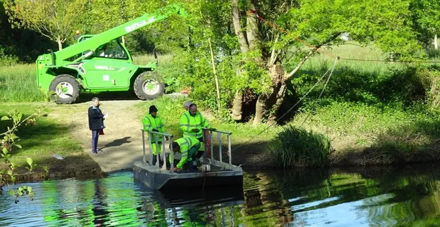 photo  mardi, trois agents du service technique de la chapelle-saint-aubin s’affairaient pour remettre à l’eau le capalvi afin de franchir la sarthe.  &copy;  ouest-france 