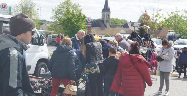 photo  dimanche, de nombreux visiteurs sont venus profiter des 250 stands dressés sur le parking du supermarché.  &copy;  ouest-france 