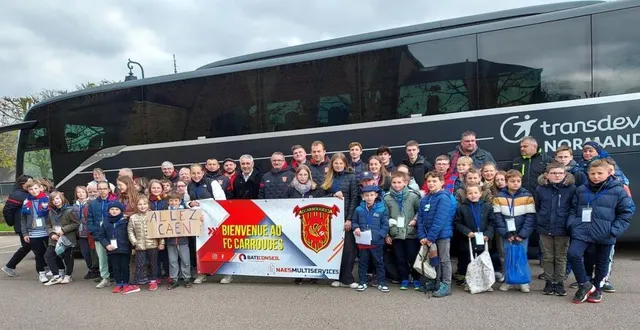 photo  les enfants du football-club en partance pour caen avec josé de sousa goncalves.  &copy;  ouest-france 