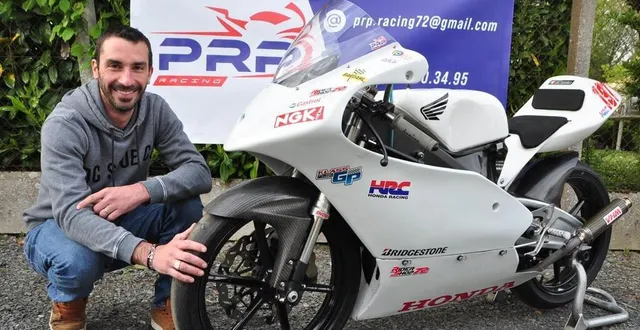 photo  cédric ici au côté de sa honda 125 rs de 2001 avec laquelle il participe au championnat klass gp.  &copy;  le maine libre 