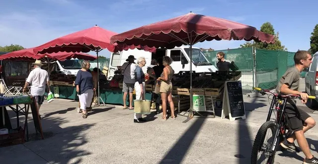 photo  le marché bio s’installe fidèlement place molière, tous les samedis.  &copy;  archives ouest-france 