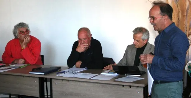 photo  au début de l’assemblée générale, le maire alain besnier, a souhaité remercier bernard pleuvry pour son engagement durant toutes ces années.   &copy;  le maine libre 