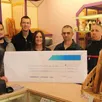 photo à auvers-le-hamon, la boulangerie l’évasion sucrée a remis un chèque de 1 527 € au profit de l’œuvre des pupilles des sapeurs-pompiers, jeudi 25 avril 2024.