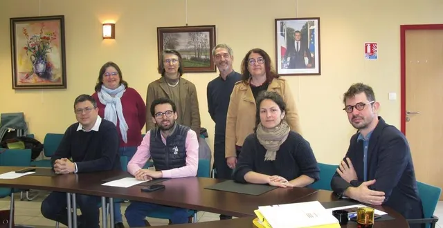 photo  pierre ouvrard, maire de mayet ; jérôme prémartin, maire de mareil-sur-loir ; paola perseille, chargée de mission communication et culture ; bruno weber régnier, directeur du pays. second rang : carine ménage, membre de la commission culture et patrimoine ; galiene cohu, présidente de  la commission ; richard le normand, directeur du carroi et béatrice latouche, présidente de pays vallée du loir.  &copy;  ouest-france 