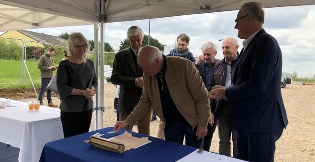 photo  patrick claes, maire de sarceaux, signe le parchemin qui sera déposé dans la première pierre, comme l’ont fait le président de terres d’argentan interco, la sous-préfète, le président du département, le maire d’écouché-les-vallées…  &copy;  ouest-france 