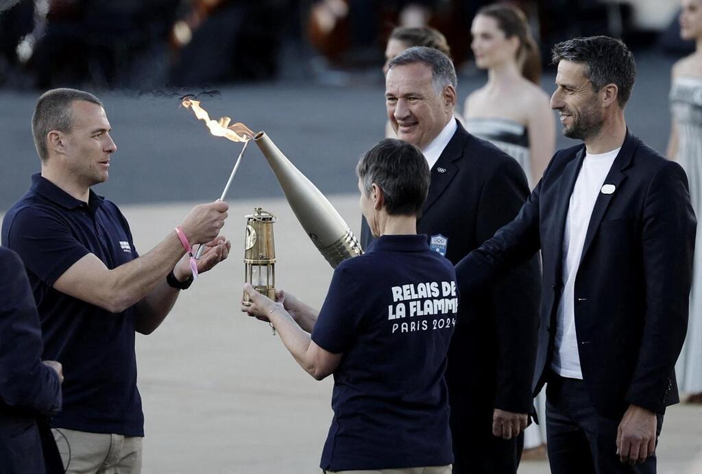 Jo 2024 La Flamme Olympique Officiellement Remise Par La Grèce Aux Organisateurs Français Des 9318