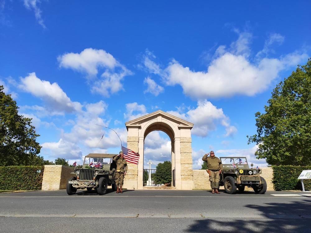 80e D-Day. Des milliers de bougies pour la mémoire dans le cimetière ...