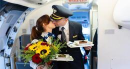 Info insolite  un pilote de la compagnie polonaise lot polish airlines a demandé en mariage devant les passagers sa petite amie, hôtesse de l’air qui travaille pour cette même compagnie. 
