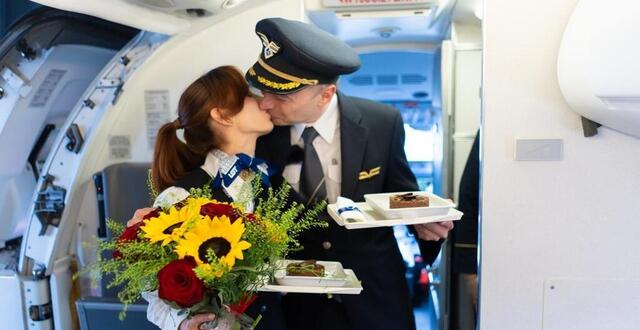 photo  un pilote de la compagnie polonaise lot polish airlines a demandé en mariage devant les passagers sa petite amie, hôtesse de l’air qui travaille pour cette même compagnie. 