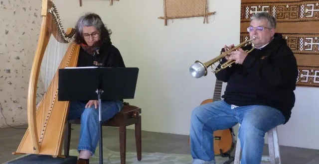 photo  louise marty à la harpe celtique et patrick marty à la trompette. le duo a proposé un concert intimiste aux randonneurs, samedi.  &copy;  ouest-france 