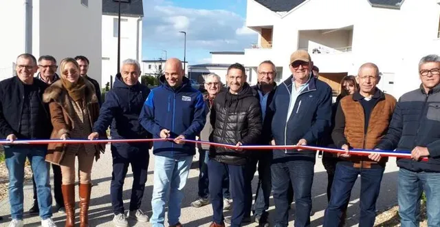 photo  franck poquin, maire, a coupé le ruban tricolore. à sa gauche, nicolas guérin, responsable du développement chez nexity, et daniel pasdeloup, adjoint aux espaces verts, qui a suivi la réalisation du projet du début à la fin.  &copy;  ouest-france 