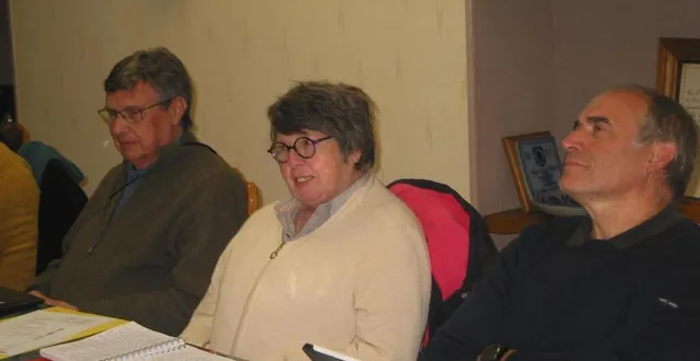 photo  pierre simon (trésorier), anne-marie foubert (présidente) et didier duvaldestin (maire) lors de l’assemblée générale de l’association calech, mercredi.  &copy;  ouest-france 