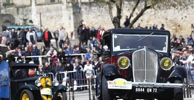 photo  la parade des bidons de 5 litres sont l’occasion d’admirer des automobiles anciennes.  &copy;  archives le maine libre – hervé petitbon 