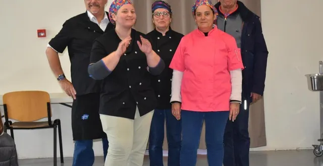 photo  l’équipe de cantine avec jean-jacques oreiller, maire de la commune (à droite) ou l’art de concilier repas et bonne humeur.  &copy;  le maine libre. 
