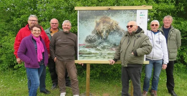 photo  l’équipe de l’association asnières passion photo 72 a installé l’exposition mercredi 24 avril 2024.  &copy;  ouest-france 