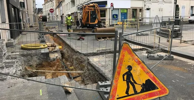 photo  le chantier géré par grdf rue saint-jacques à la flèche aurait dû commencer après celui du boulevard montréal. mais ce dernier a été retardé et les deux ont lieu concomitamment depuis mi-avril 2024.  &copy;  le maine libre 