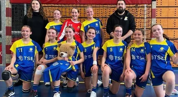 photo  l’équipe du handball club la bazoge a remporté le titre de championnes de la sarthe en -13 filles 1re division.   &copy;  le maine libre 