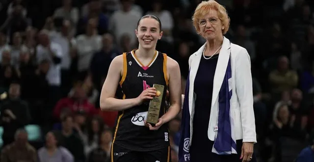 photo  lisa cluzeau, élue meilleure joueuse du match lors de la finale du trophée coupe de france, sera à la mairie d’alençon (orne) avec ses coéquipières, dimanche 28 avril 2024, pour fêter la victoire avec les supporters et les élus.  &copy;  ffbb 