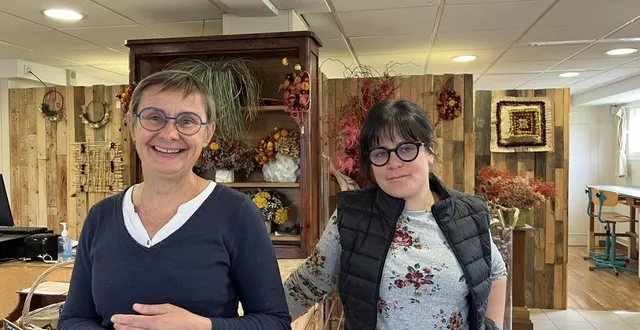 photo  élisabeth cherel (à gauche) et anne verlac accompagnent les cap et les bp fleuriste du lycée professionnel nazaret à ruillé-sur-loir (sarthe).  &copy;  yanne boloh 
