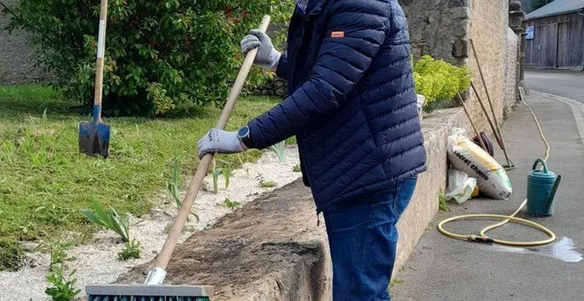 photo  propriétaire d’une maison secondaire à piacé, il vient donner un coup de main lors des journées citoyennes.  &copy;  le maine libre 