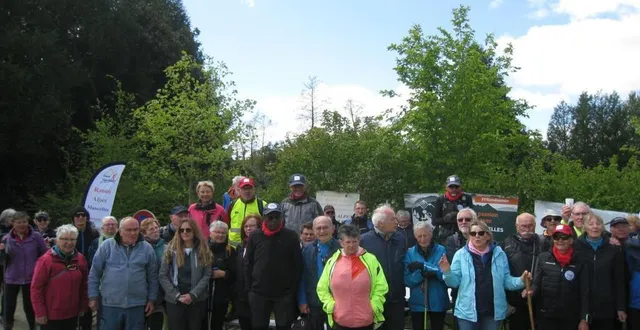 photo  la grande randonnée a fait escale à saint-léonart-des-bois.  &copy;  rando alpes mancelles 